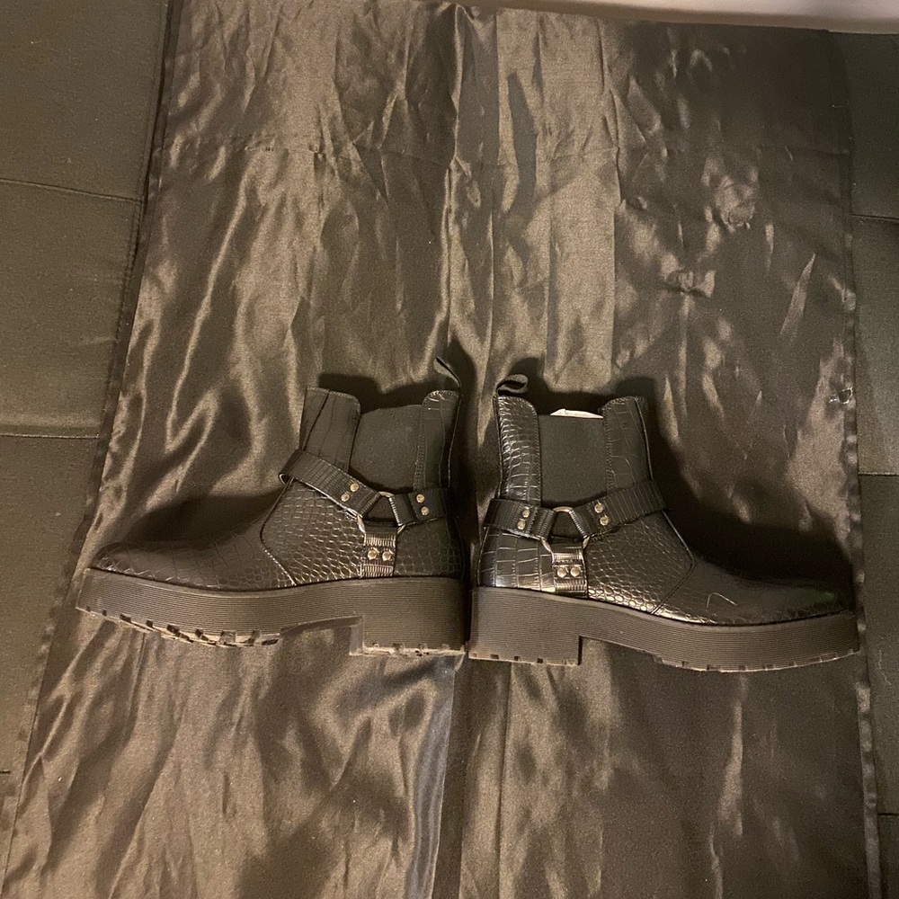 DIRTY LAUNDRY COMBAT BOOT